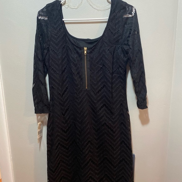 Black Fitted Dress with Gold Zipper - Picture 4 of 4